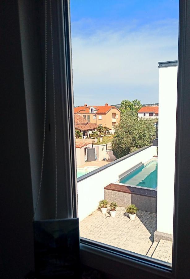 Abelia Pool View Studio Pula Luaran gambar